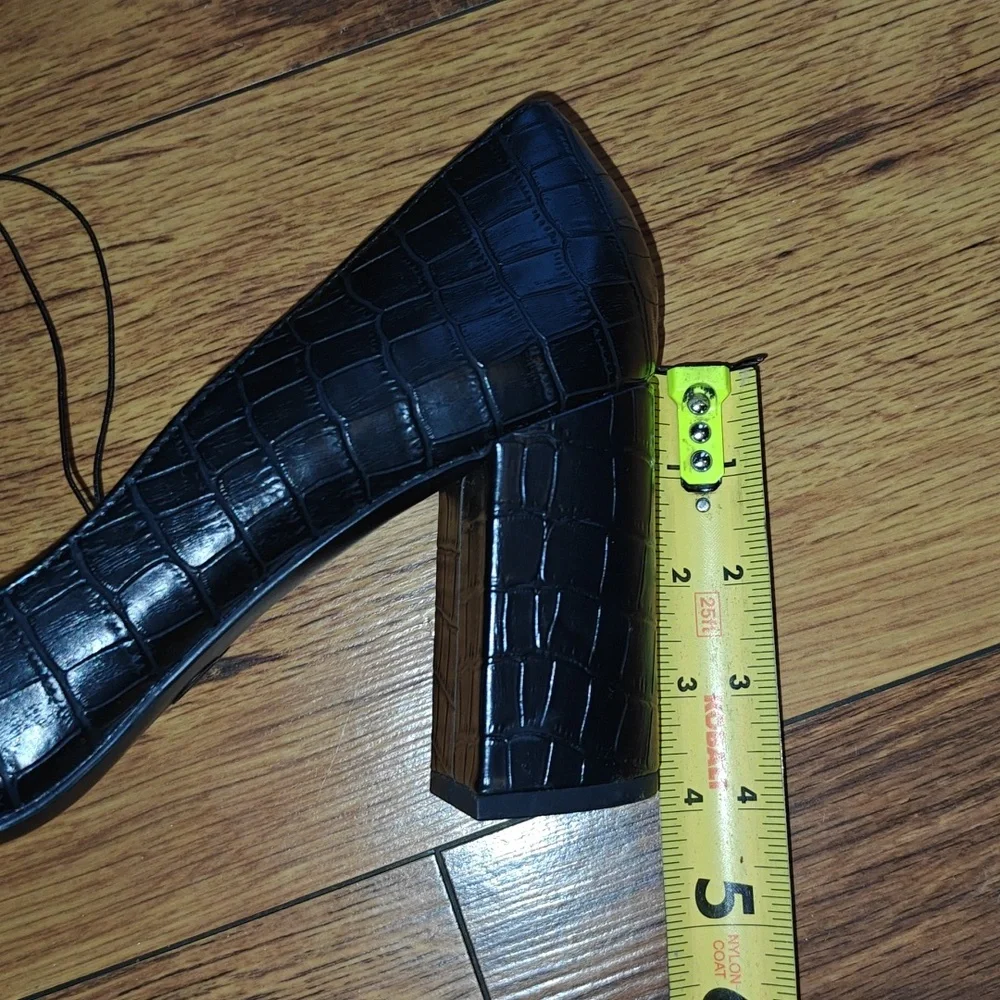 Liz Claiborne Black Pumps Women's 11 Office Heels Reptile Embossed‎ Faux Leather